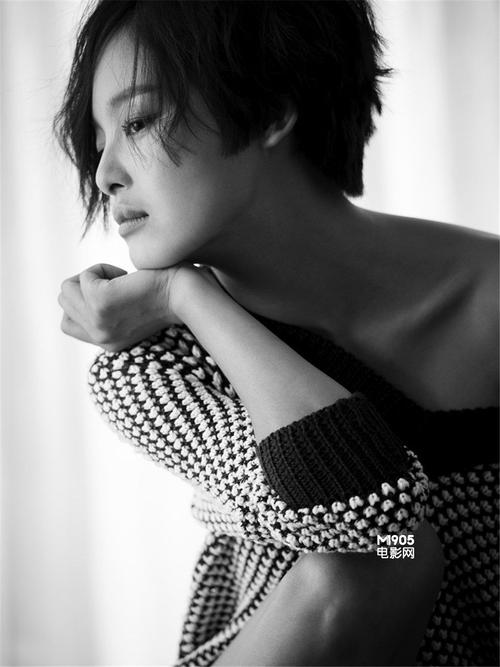 女星辛芷蕾曝黑白质感写真大露香肩显慵懒性感