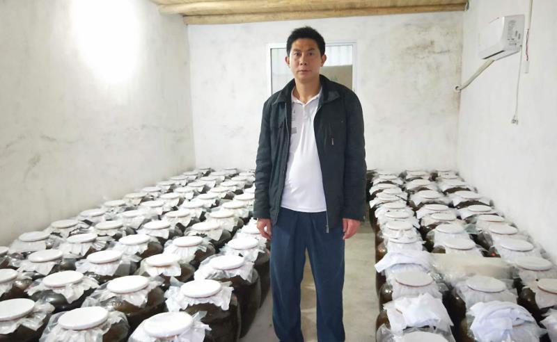 贪黑,勤勤恳恳,2016年,2017年两年下来,他就卖出了自家酒坊的4500斤酒