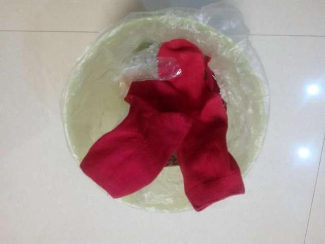 坐月子请来一年轻保姆 半夜看到她扔在垃圾桶里的袜子