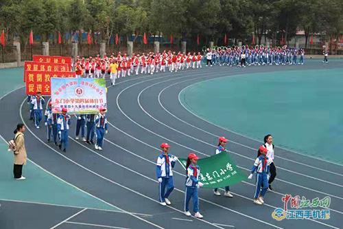 口号响亮,步伐整齐地依次走过主席台,学校舞蹈队和教师舞蹈队向全体