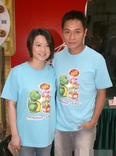 郭晋安在爱情上,也是水到渠成,娶到了当初《西游记2》中红孩儿的扮演