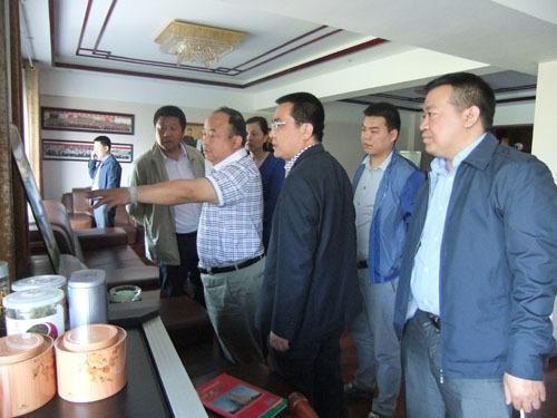 灵石县常青棚户区改造项目甲方冯总向孟经理一行介绍新开山西灵石