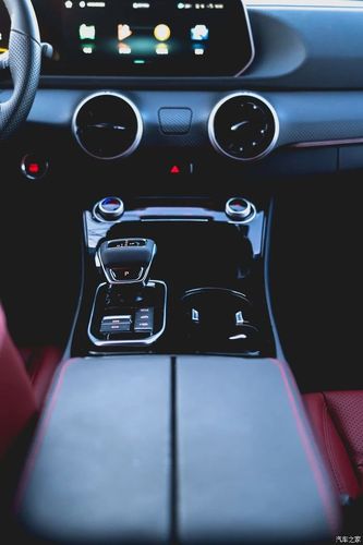 横向设计和环抱式的中控设计简洁明快 同时搭载64色内饰氛围灯