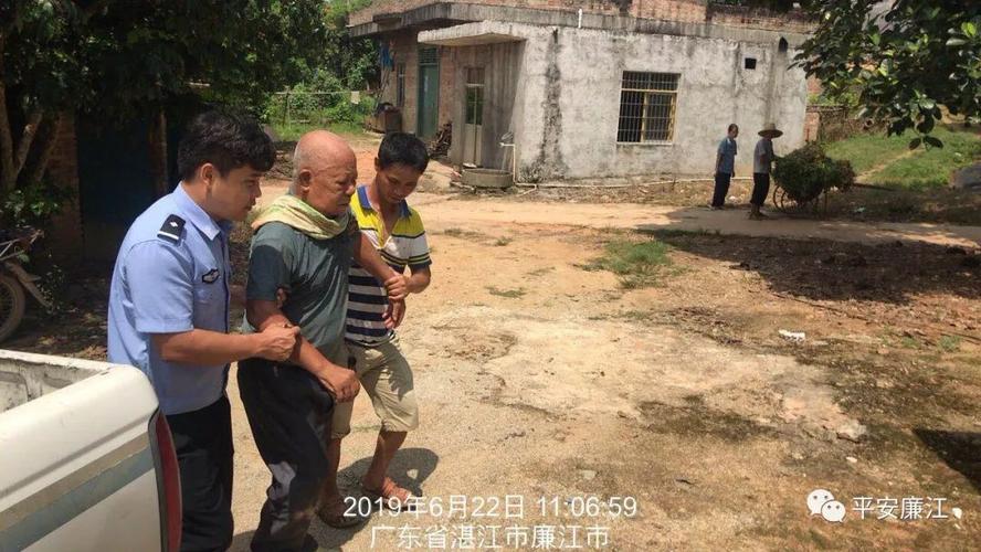 廉江呢个老人骑车翻进路沟里,三轮朝天.