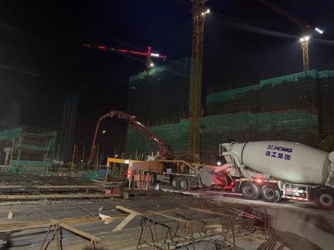万达广场施工工地混凝土搅拌车正在作业.