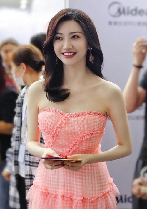 流光之城[超话]#又去看了澳门风云,景甜好漂亮啊