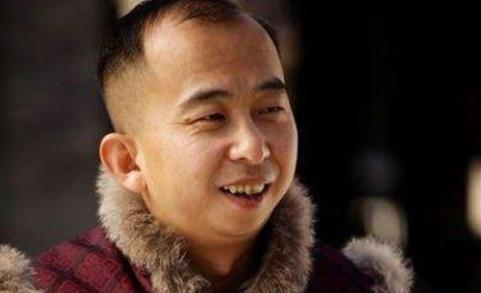 丑角巨兴茂26年做配角如今逆袭成百亿导演迎娶娇妻