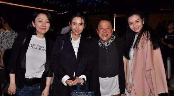 香港著名歌手,因还债接拍三级作品,为富豪产下私生子后退圈修佛