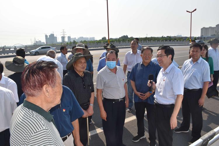 平顶山市部分市级老领导参观考察城市建设工作