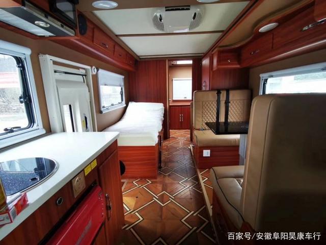 奔驰c型房车,车内两室一厅带厨卫,5人自驾游房车,车舱