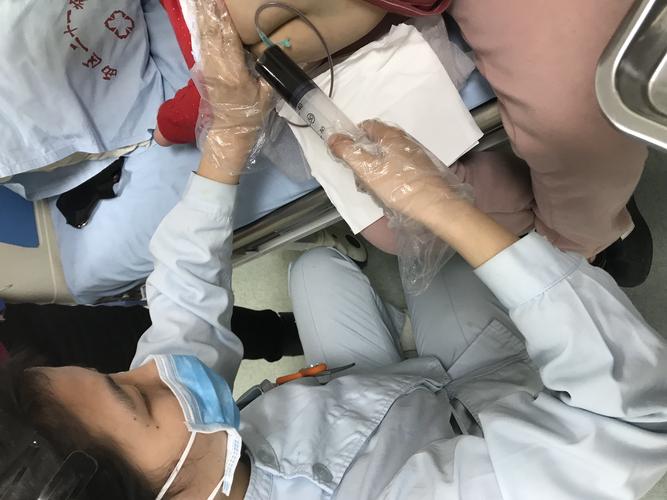 对于不喝中药的小朋友,她们也有办法——中药灌肠.