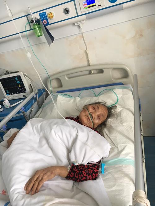 照片是:2020年3月1日晚上老太太在岳阳市第四人民医院住院治疗期间