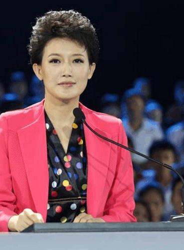央视女主持梁艳,为何48岁还单身?说出原因后让人意外