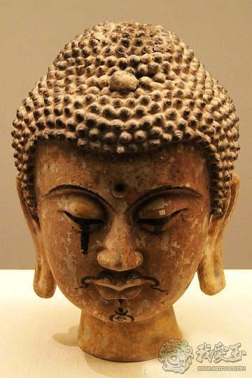 彩绘泥塑佛头像 高36cm,侧面宽24cm   1990年宁夏贺兰县宏佛塔出土