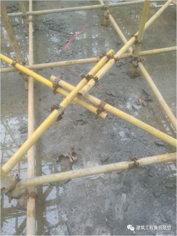 双排脚手架应在外侧全立面连续设置剪刀撑;高度在24m以下的双排脚手架