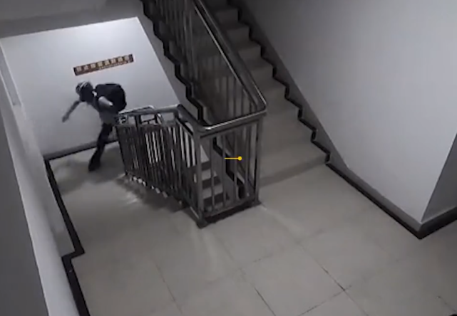 突遇停电,广东快递小哥爬17层楼给老人送药,老人的举动令人暖心