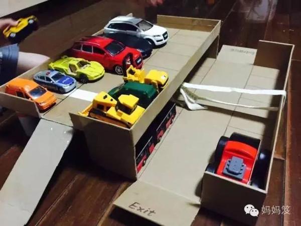 用纸盒改装的停车场,娃也非常爱.