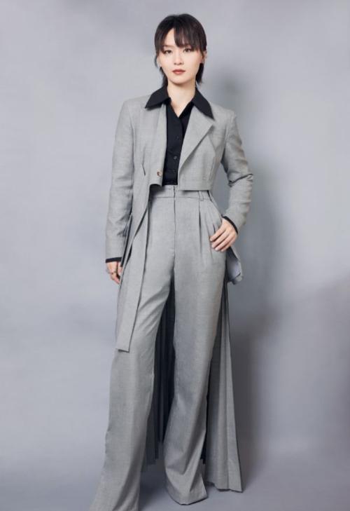 "千年老二"周笔畅,16年后再次成团,穿灰色燕尾服气场不减当年