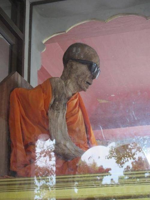 戴着墨镜的泰国高僧40年来肉身不腐,成为最潮的肉身菩萨