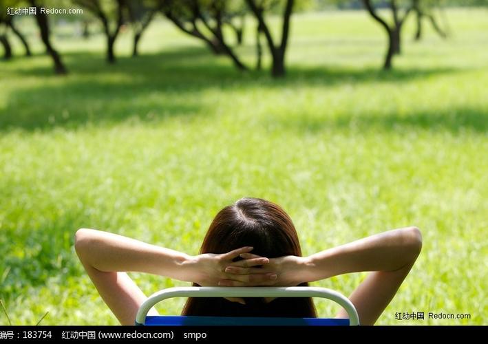 背靠座椅的悠闲美女