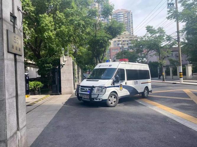 (载有王振华的法院警车,在2021年5月19日8时30分许驶入上海市二中院.