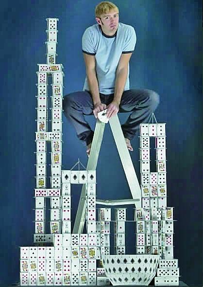 美国男子布莱恩·伯格2007年在达拉斯搭建了世界最大的纸牌屋,高度