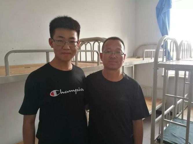 考试结束后,阳原一中的张老师火了,学生含泪祝福:药不