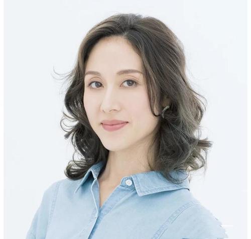 45岁女人想要年轻提气质,试试这五款发型,优雅减龄很