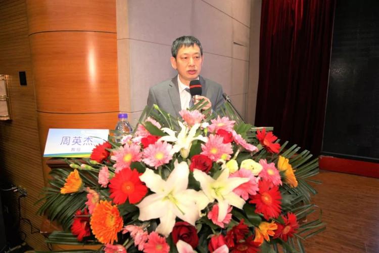 辞《中华骨科杂志》副主编兼编辑部主任胡永成教授致开幕词胡永成教授