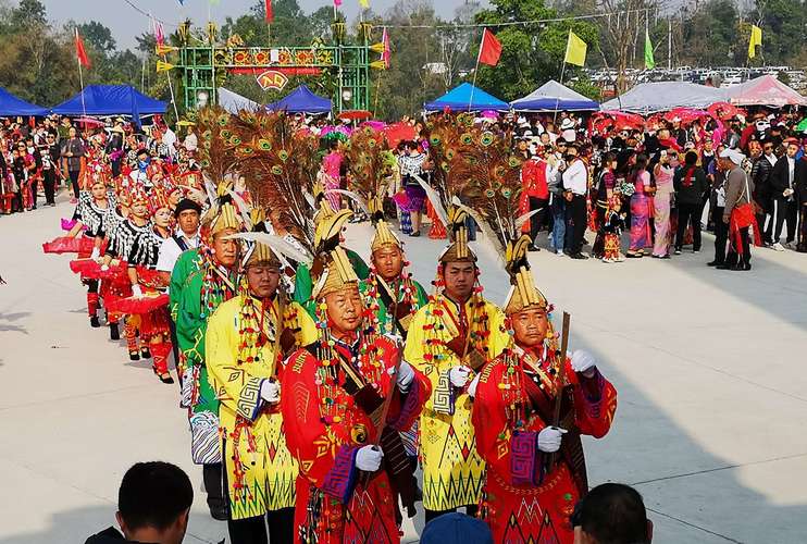 景颇乡村的狂欢节一一陇川朋生乡2019年目瑙纵歌节