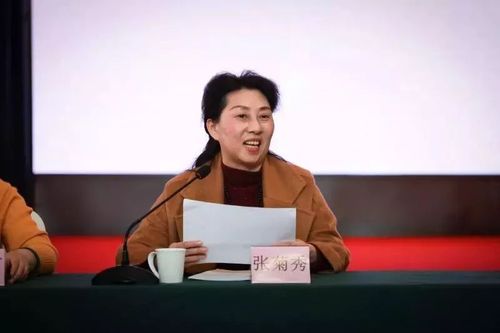 张菊秀年会上,桐庐女企协张菊秀会长代表协会理事会作工作报告.