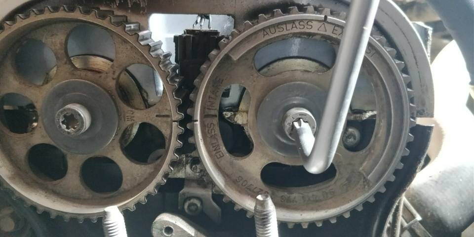 别克凯越正时1.8两个点哪个朝气门盖点