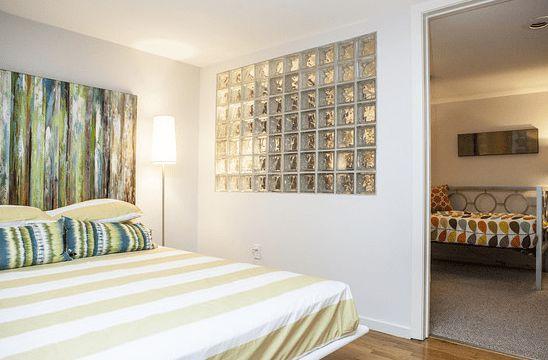 户型客厅和餐厅都是暗厅没有采光的,我们首先想到的是把卧室的墙敲掉