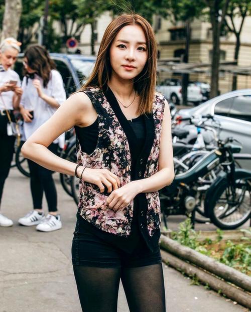 曾是2ne1的童颜担当有着平易近人的性格她是性感女神朴山多拉