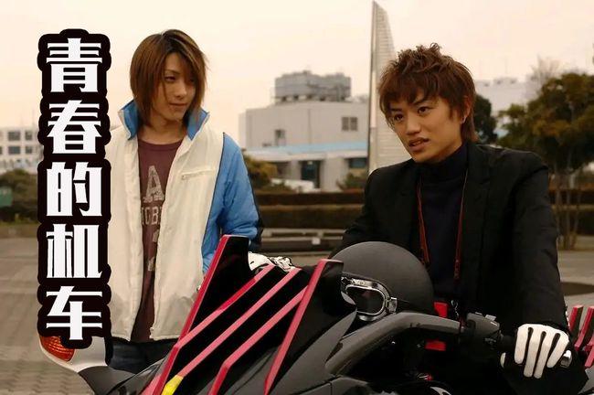 导语:在假面骑士时王的外传里面,帝骑哥是开着吉普车追杀常盘庄吾的.