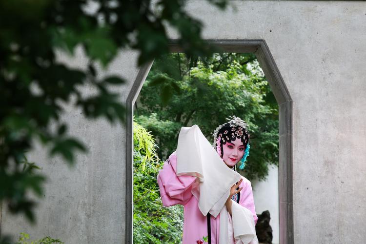 素衣的佳人 眉眼如画 轻轻漫步 花影绰绰 折柳的公子 风流倜傥 持柳院