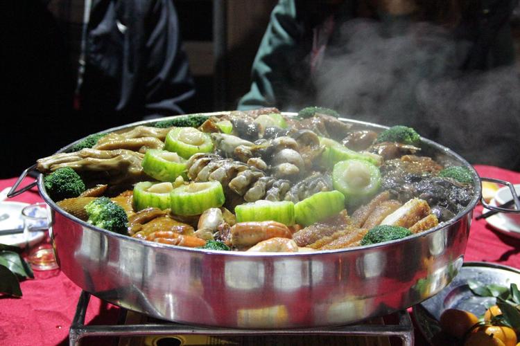 非常丰盛的大盆菜.