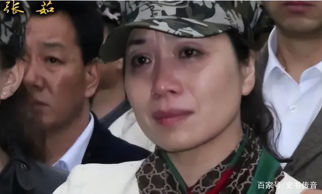 86年老山战场亲吻临终士兵的女战士张茹29年后去他墓前探望