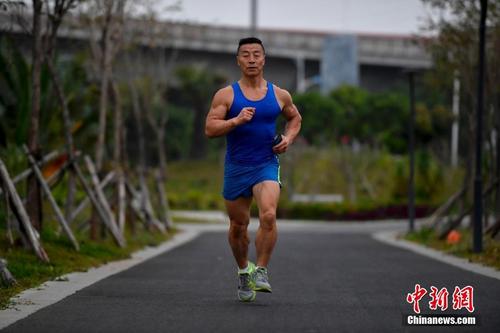 中国健美常青树杨新民70岁依旧健硕胜常人