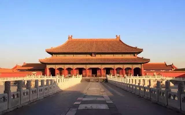 庑殿式屋顶是中国各种屋顶样式中等级最高的.