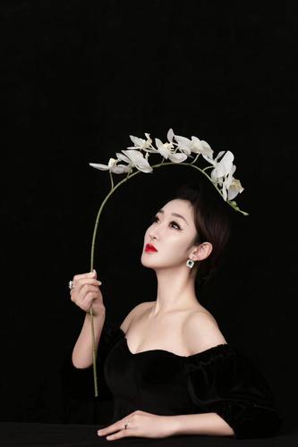 李依馨早春写真释出富贵优雅显大气