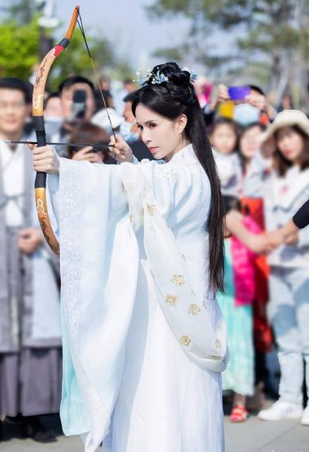 梦回小龙女54岁李若彤穿古装射箭吹笛又美又飒