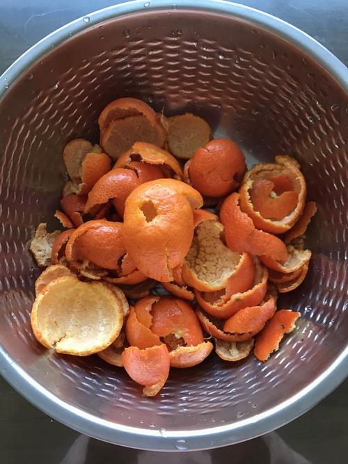 桔子皮用清水洗去浮尘.