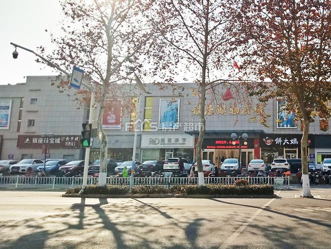 超市即在项目斜对面,莲池利群,乐都汇,银座五里桥店等均离项目较近,且