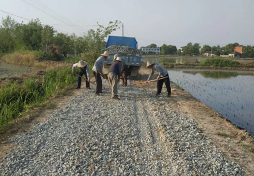 新渡镇:热心村民自发捐资修路