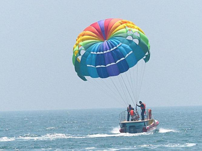 中国游客在泰国玩水上滑翔伞 心脏病突发后死亡