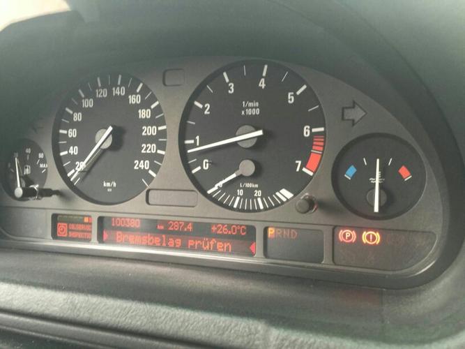 宝马x5感叹号灯什么意思,一直亮.