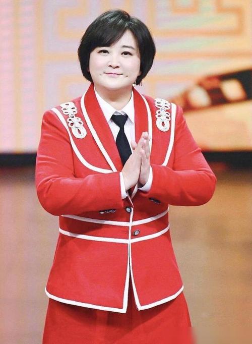 贾玲:21岁凭相声出道,28岁登春晚走红,39岁成导演挤进