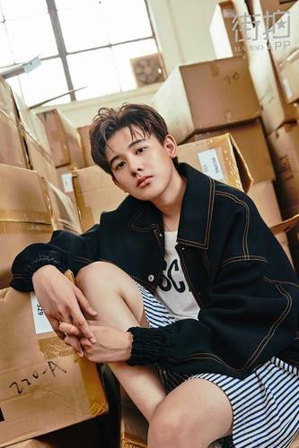 胡先煦霸气公布恋情,李兰迪送祝福,易烊千玺,彭昱畅竟遭躺枪