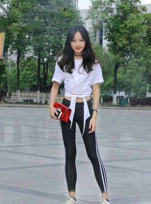 美女街拍:休闲时尚潮流,小姐姐一身漂亮时装,美得很高级